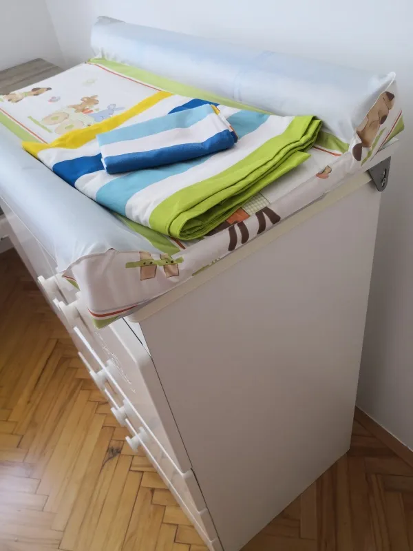  Komoda sa banjicom za bebe i sundjerom za presvlacenje