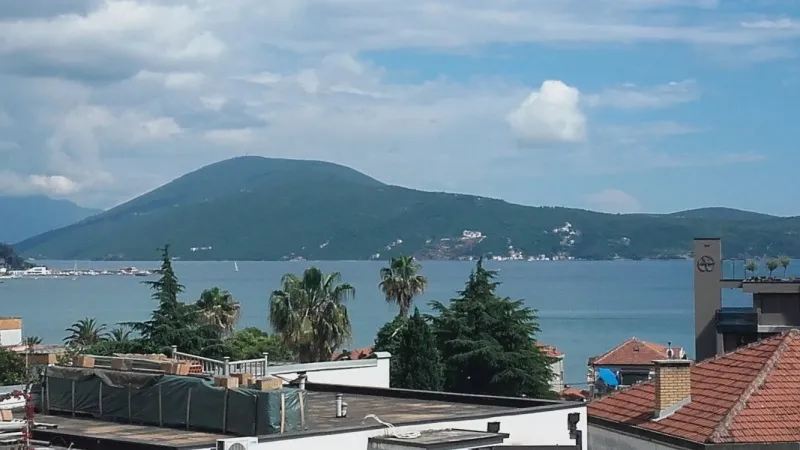 Kompletno opremljen trosobni stan u Igalu