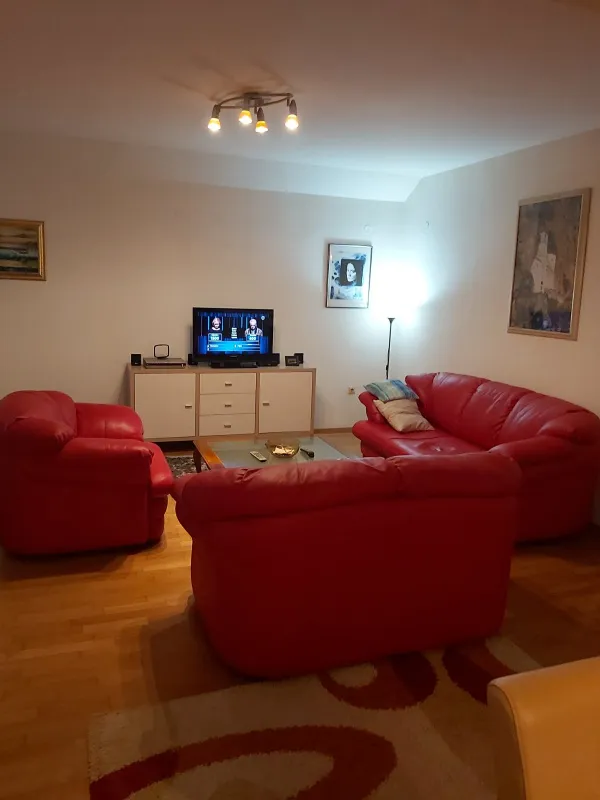 Na prodaju jednosoban nenamjesten stan 67m2