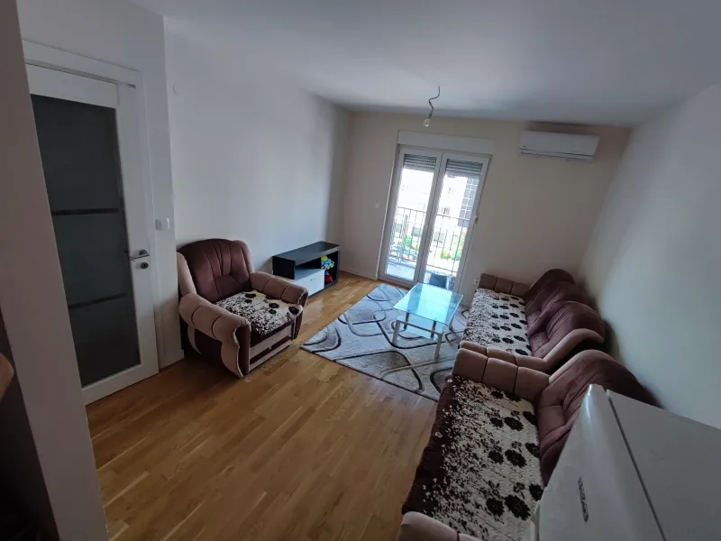 Izdajem jednosoban stan 069370142
