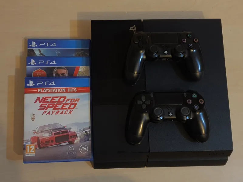 Prodajem Sony Playstation 4