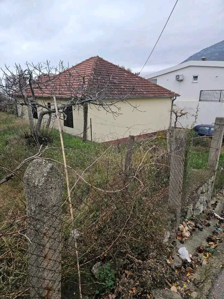 PRODAJE SE KUĆA BAR BJELISI  100 M2  I PLACA 417 M2  TROSOBAN KOMFORAN STAN .