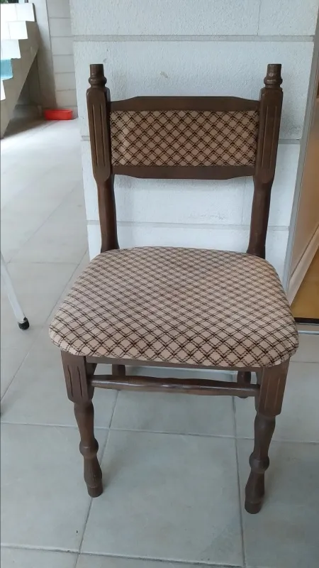Stolovi i stolice za unutra i spolja.