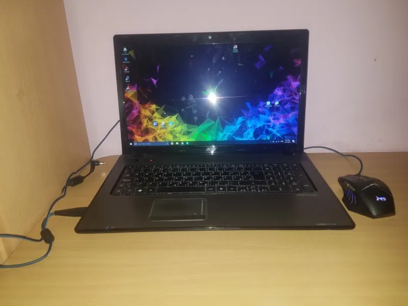 Prodajem polovan acer lap top