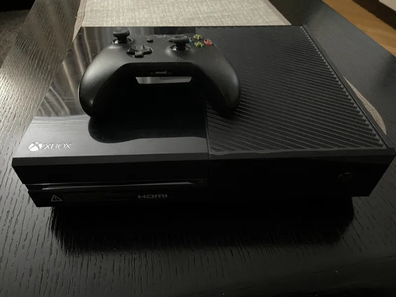 PRODAJEM XBOX ONE SA DZOISTIKOM I DVE IGRICE POVOLJNO!!!