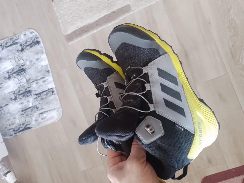 Prodajem patike i sportske gojzerice