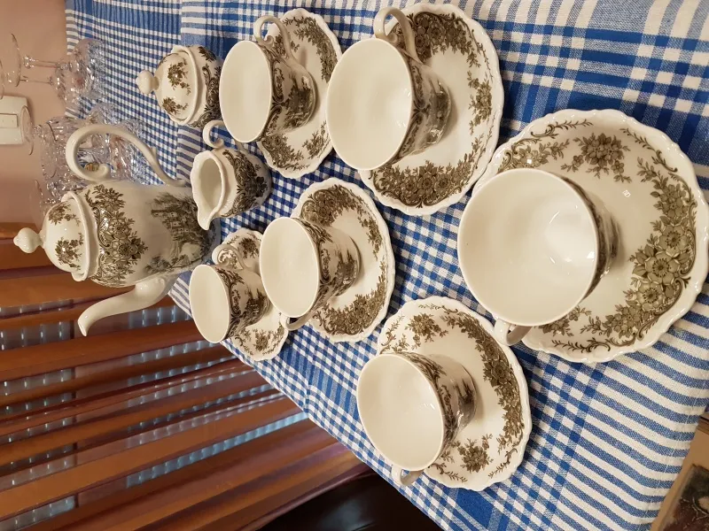 Servis od porcelana za caj/kafu za 6 osoba i dodatni desertni tanjiri