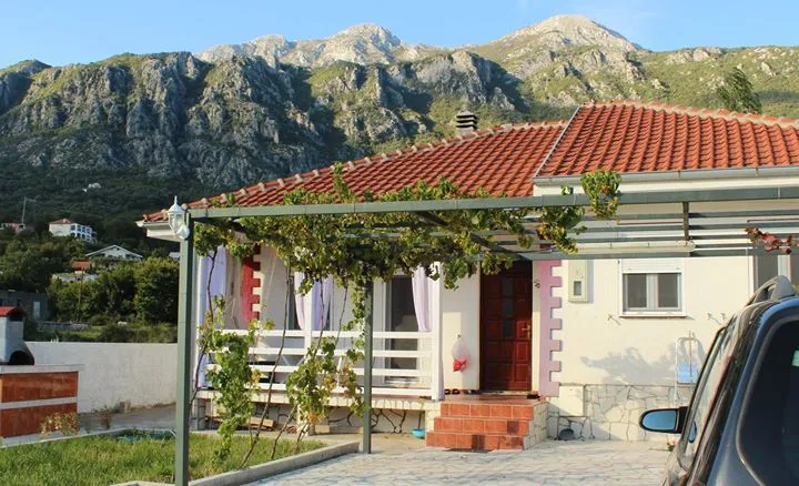  Prodaje se kuca. Zelenika (Kuti), opstina Herceg Novi