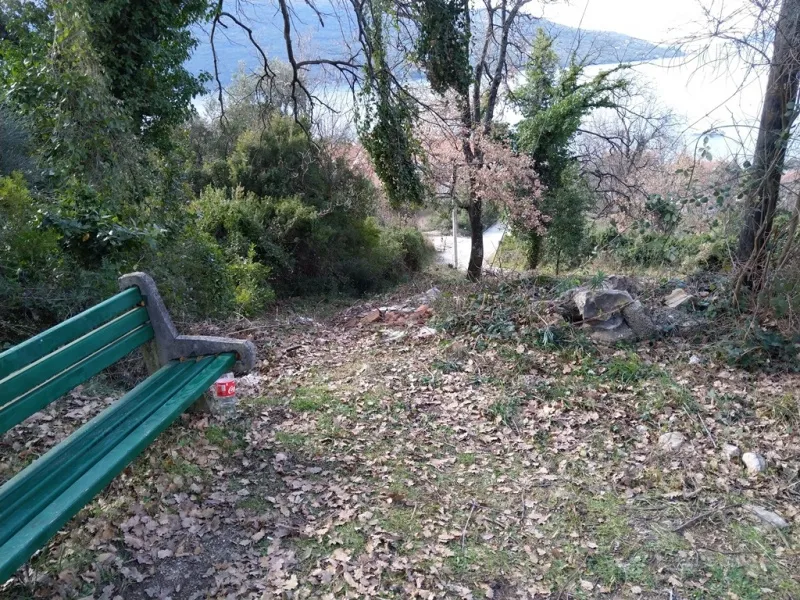 Prodajem 2 parcele 574 i 291m2 u Kumboru