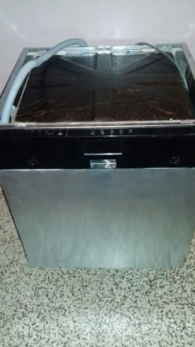 Mašina za pranje posuđa Candy CDI 1010. Poluugradna, malo korišćena.