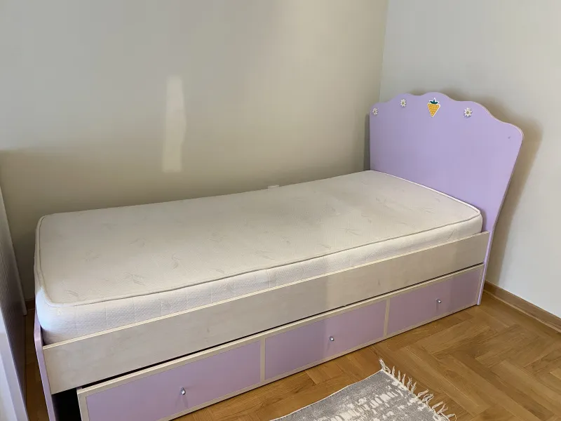 Prodajem dječiji krevet sa ormarom