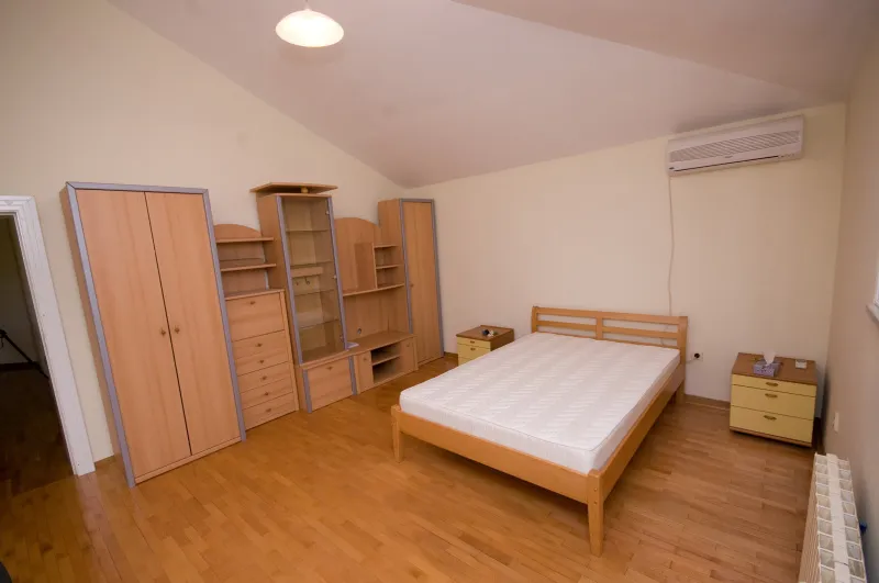 Prodajem kompletno namjestenu spavacu sobu