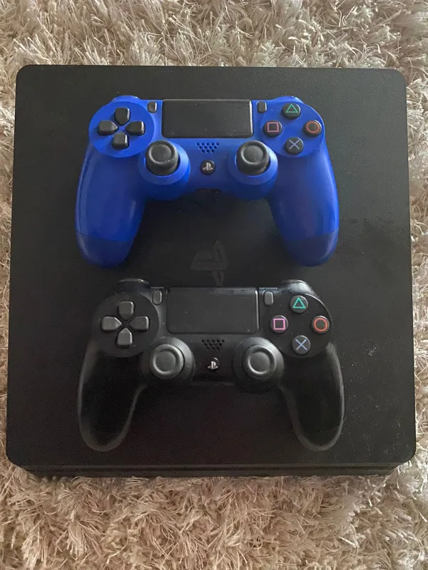 PRODAJEM PLAYSTATION 4 SA 2 DZOJSTIKA I 10 IGRICA!