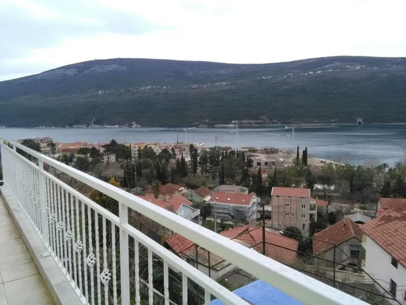 Prodaje se dvoetazna kuca na obali mora u Herceg Novom (naselje Kumbor)