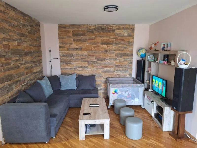 Fantastican trosoban uknjizen stan Novi Sad-Salajka