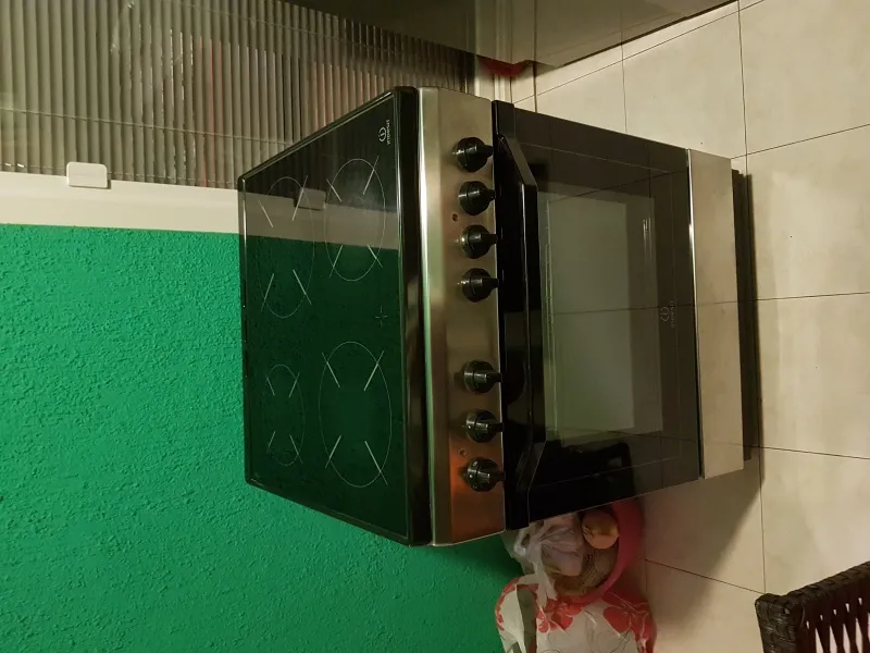 Sporet Indesit sa staklenom plocom. Jeftino!