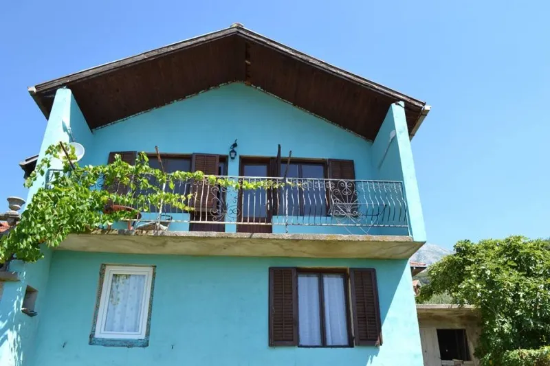 Prodaje se kuca u Igalu (Ratisevina), opstina Herceg Novi