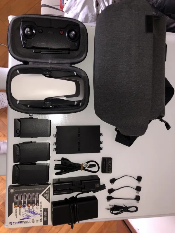 DJI Mavic Air Dron (White) - Fly More Combo