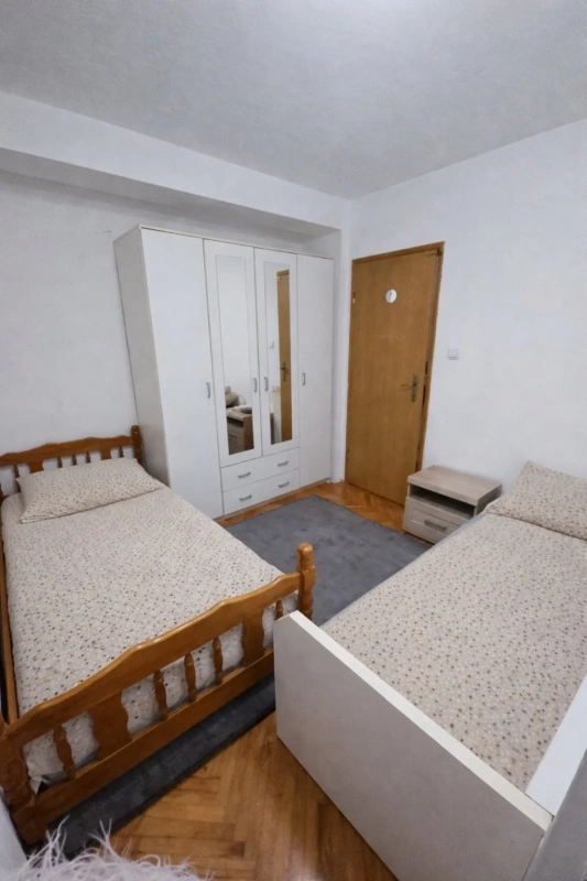 Izdajem trosoban stan za radnike Dumidran, Tivat