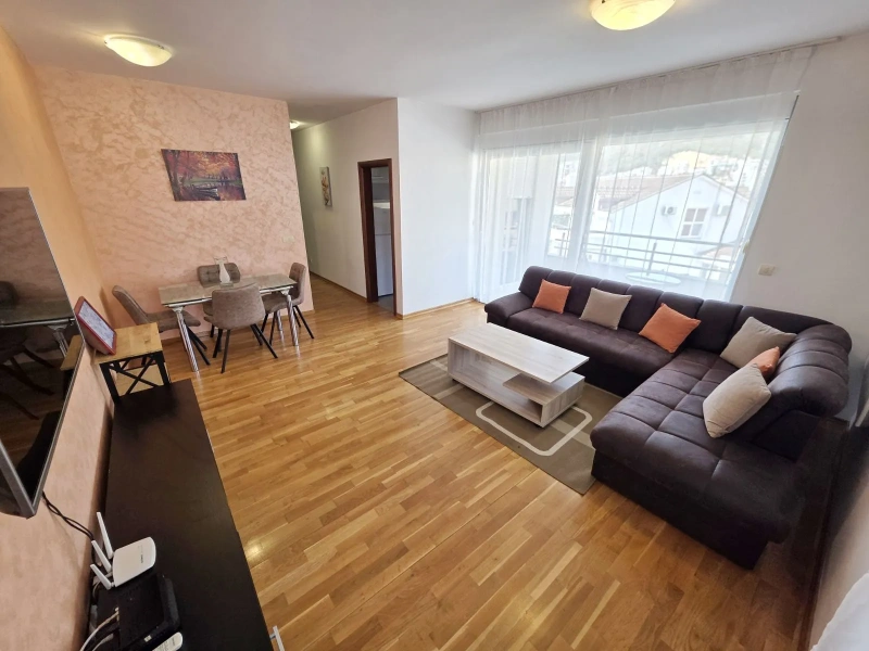 Prodaje se prostran jednosoban stan u centru Budve.