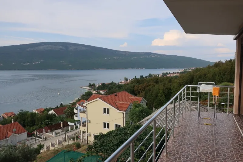 2-soban stan s pogledom na more. Bijela, Herceg Novi