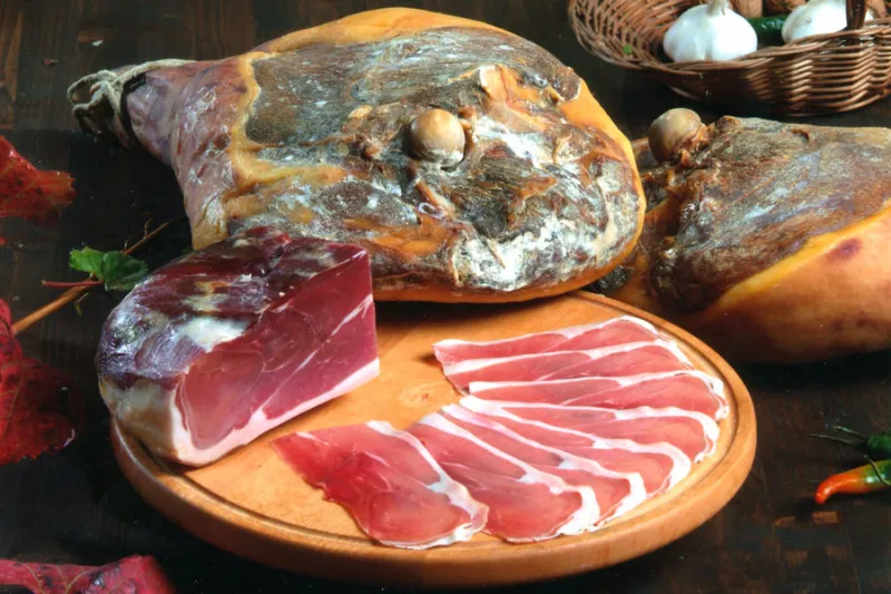 Njeguški pršut,kobasica,sir,panceta,pecenica,slanina,vrat