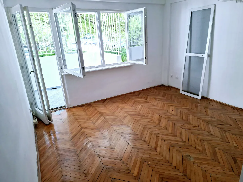 Izdajem stan (dnevna+spavaca) Visoko prizemlje NEnamješten